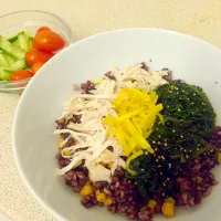 Chicken and spinach rice bowl: Slow-cooked chicken breast, soy sauce-tasted stir fried spinach with quinoa, ginger, brown and black rice with chickpeas. Pickled|Meeさん