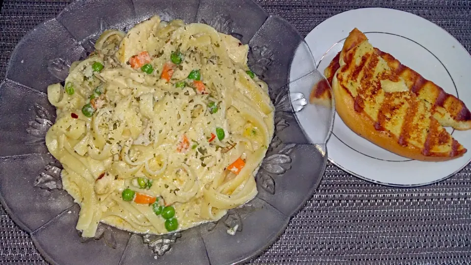 Chicken Fettuccine with Grilled Garlic Bread|Juan Simmsさん