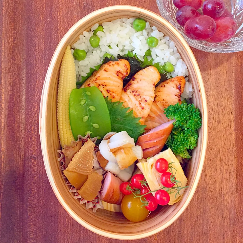 豆ごはん❀弁当  ❀豆ごはん ❀サーモンバター醤油 ❀筍と鶏の旨煮 ❀ウィンナー ❀チーズ入り卵焼き ❀三つ編み竹輪 ❀ブロッコリー ❀トマト ❀ヤングコーン ❀キヌサヤ|カオリンゴさん