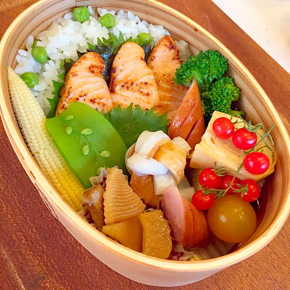 豆ごはん❀弁当  ❀豆ごはん ❀サーモンバター醤油 ❀筍と鶏の旨煮 ❀ウィンナー ❀チーズ入り卵焼き ❀三つ編み竹輪 ❀ブロッコリー ❀トマト ❀ヤングコーン ❀キヌサヤ|カオリンゴさん