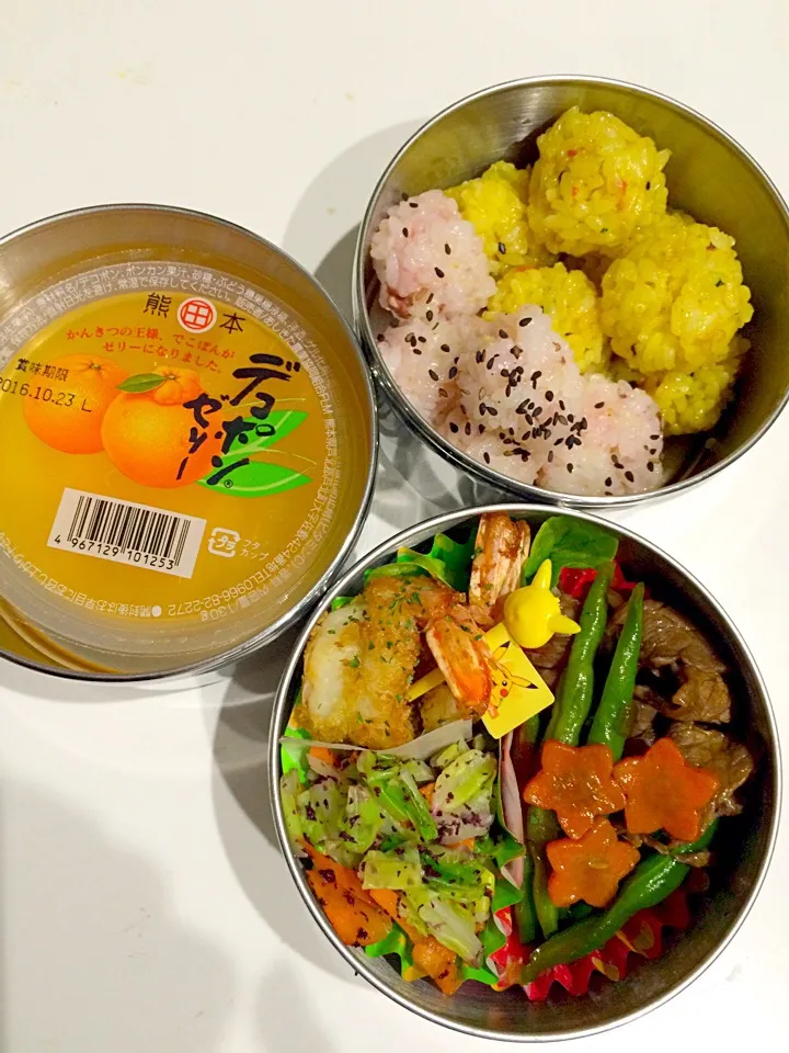 Snapdishの料理写真:カレーと桜餅風味のミニお結び 牛肉とインゲンと人参の甘辛煮 赤海老パン粉揚げ キャベツと人参のゆかり和え デコポンゼリー|Juneさん