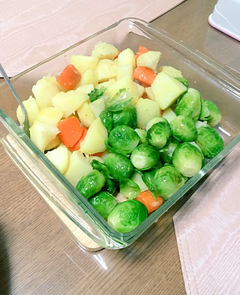 Snapdishの料理写真:potatoes , carrots and brussels sprouts|Doahna Bさん