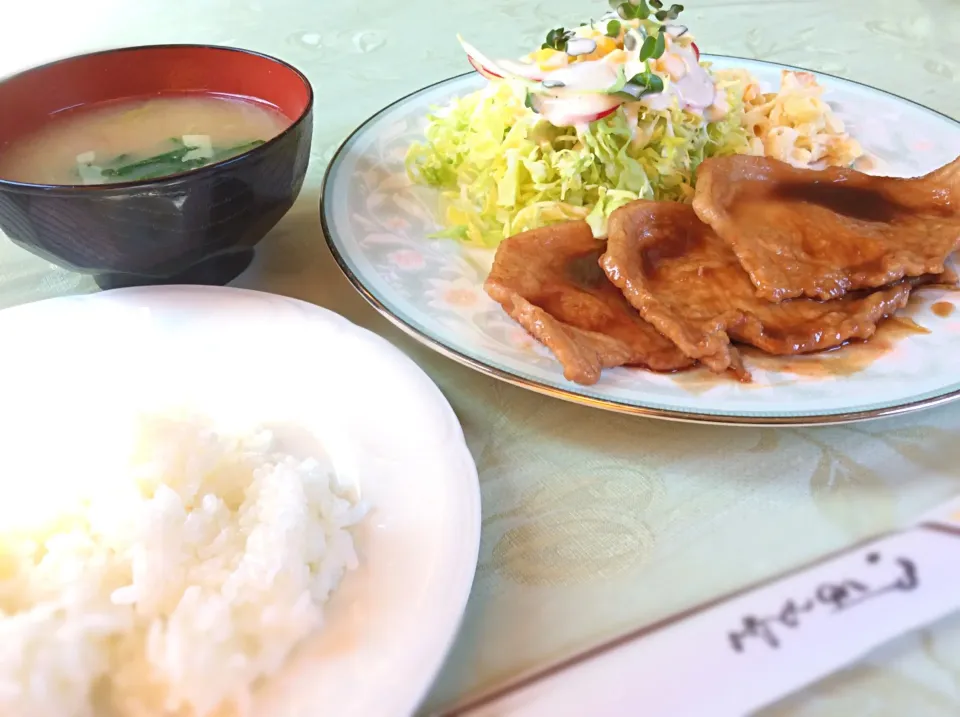 Snapdishの料理写真:今日のお昼は、隠れ家的喫茶店ランチ🍴😋「ポーク生姜焼きランチ」|アライさんさん