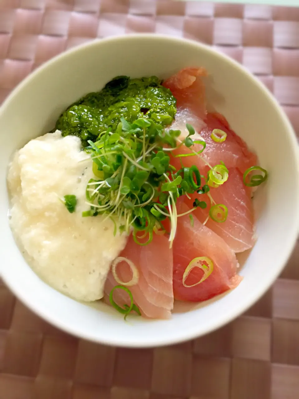 Snapdishの料理写真:2016/04/19 びんちょうまぐろとめかぶと山芋のネバネバ丼|愛華さん