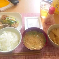 Snapdishの料理写真:豚肉とネギの炒め物
たけのこの煮物
納豆
白菜と玉ねぎのお味噌汁|marie mochiさん