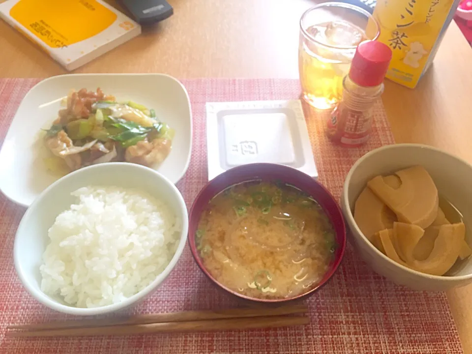 豚肉とネギの炒め物
たけのこの煮物
納豆
白菜と玉ねぎのお味噌汁|marie mochiさん