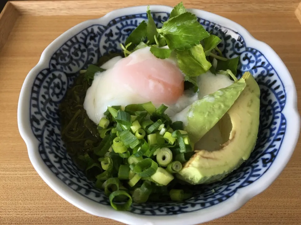 初めて温玉作りました。
簡単だー！
納豆 めかぶ アボカド 根三ツ葉 ねぎ 温玉♡
美味しい！|akemi🐝さん