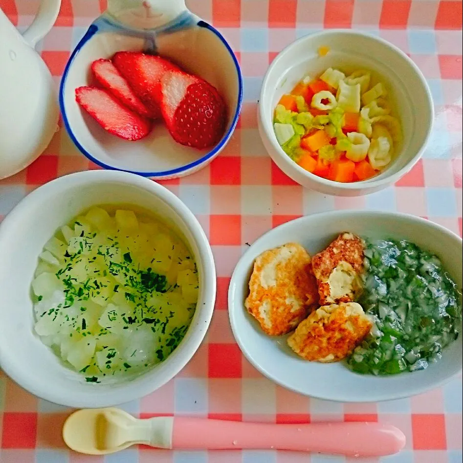 Snapdishの料理写真:👶じゃがいもと青のりのおかゆ・豆腐ハンバーグ きのこ野菜あんかけ・人参とキャベツのマカロニサラダ・いちご|chocoさん