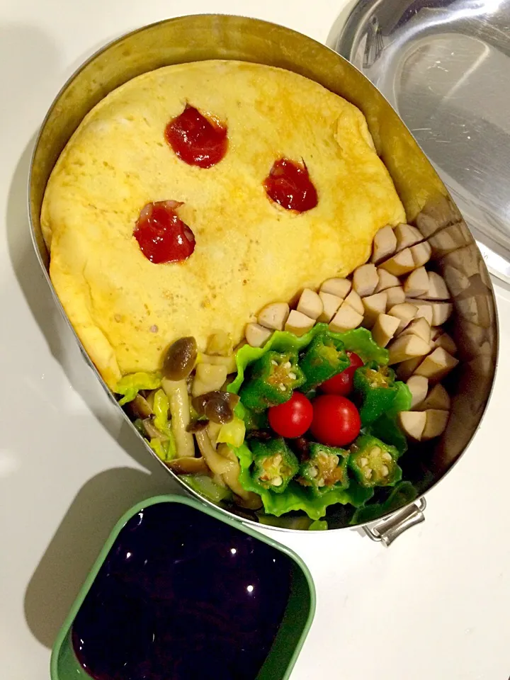 Snapdishの料理写真:オムライス ウインナー キャベツとシメジの和風カレーソテー オクラのおかか和え プチトマト グレープゼリー|Juneさん