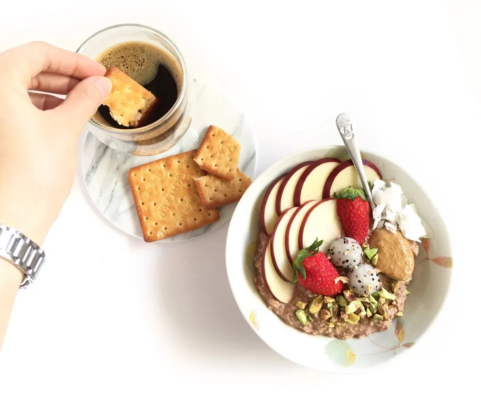 Milo overnight oats with fruits, coconut flakes & peanut butter. Coffee with crackers|coxiella24さん