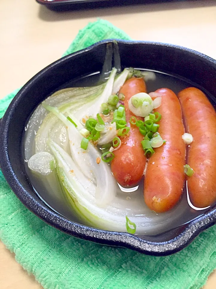 Snapdishの料理写真:スキスキ☆スキレット2 和風スープで茹でた新玉とウィンナー🍳♪(´ε｀*)|まゆさんさん