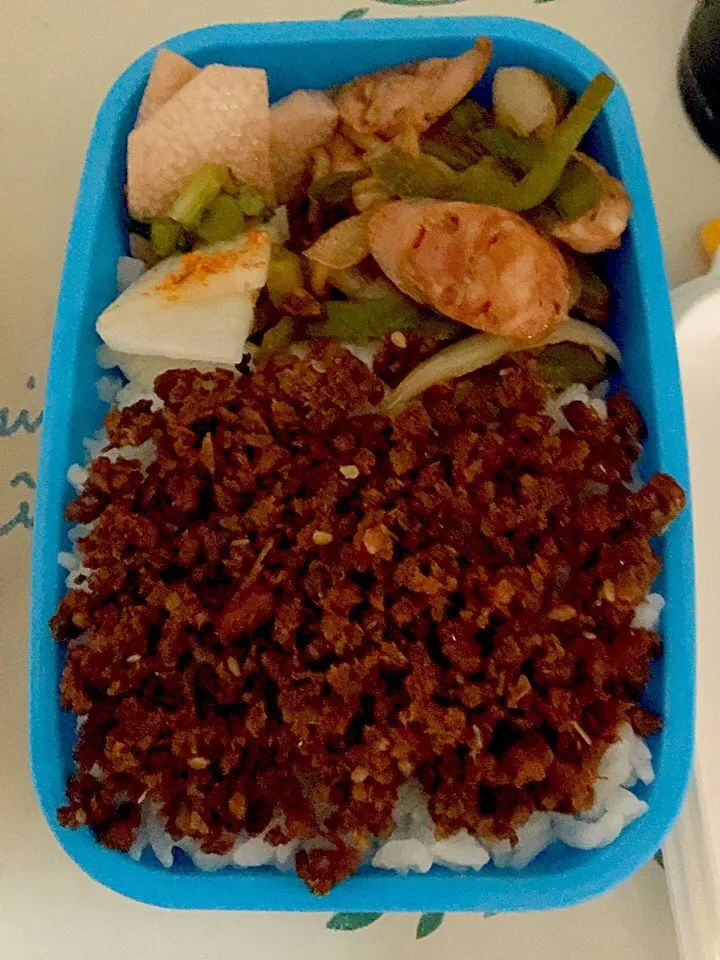 Snapdishの料理写真:パパお弁当🍱  ソーセージ焼きそば  さんまの甘辛煮そぼろ  山芋のブラックベリー漬け  大根の漬物|ch＊K*∀o(^^*)♪さん