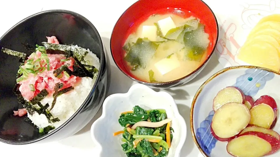 ネギトロ丼
豆腐とワカメの味噌汁
さつまいもの甘煮|むつみさん