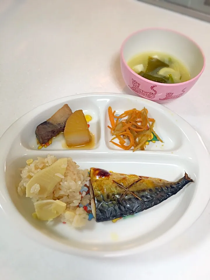 Snapdishの料理写真:おチビ達のプレート(◍•ᴗ•◍)
大人と違うのは…ご飯も一緒にのってるところくらいかな？（笑）
プレートにのせちゃうと洗い物も楽だし、割と間食もしてくれるから一石二鳥‼︎|クランちゃんさん