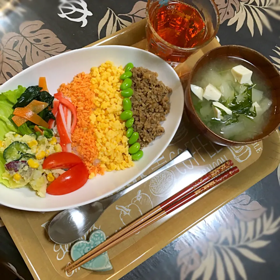 常備菜を使って3色そぼろごはん
と大根水菜のお味噌汁|かずみさん