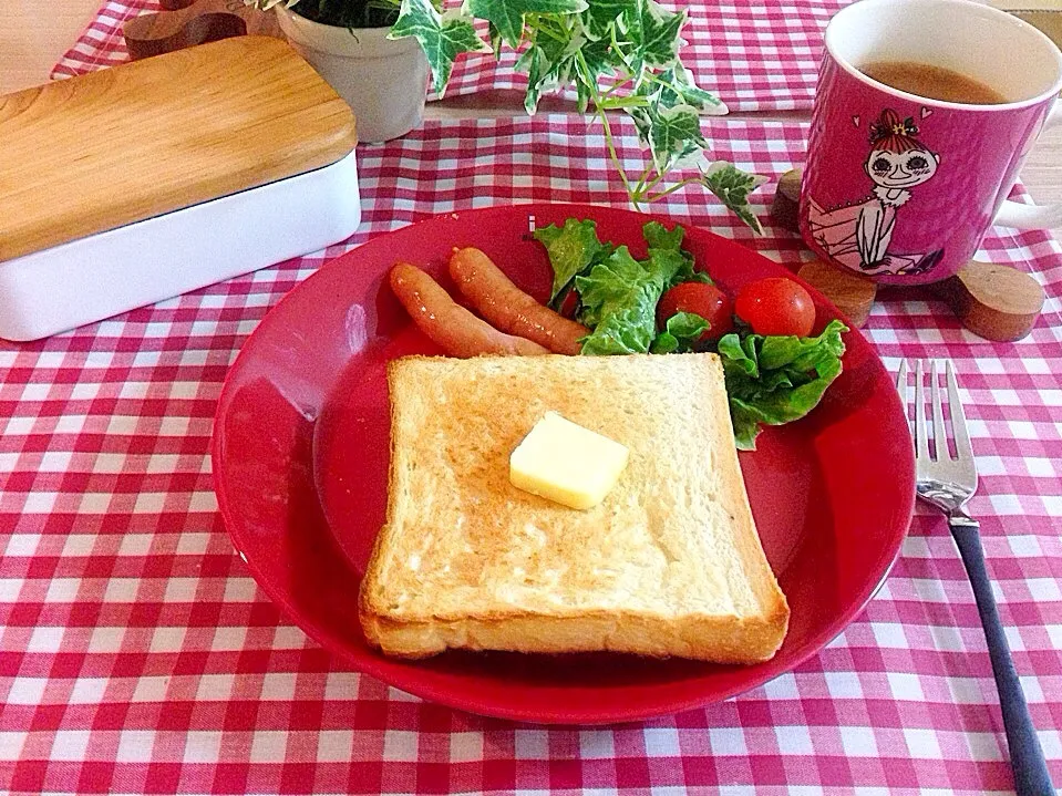 手作り食パンで朝ごパン♥️四つ葉バターで作ったらとってもバター香っておいしかったです💕|きなみさん