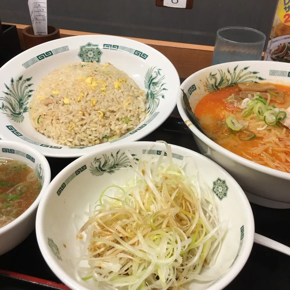 Snapdishの料理写真:ピリ辛とんこつネギラーメン大盛りとチャーハン|Hajime Sakaiさん