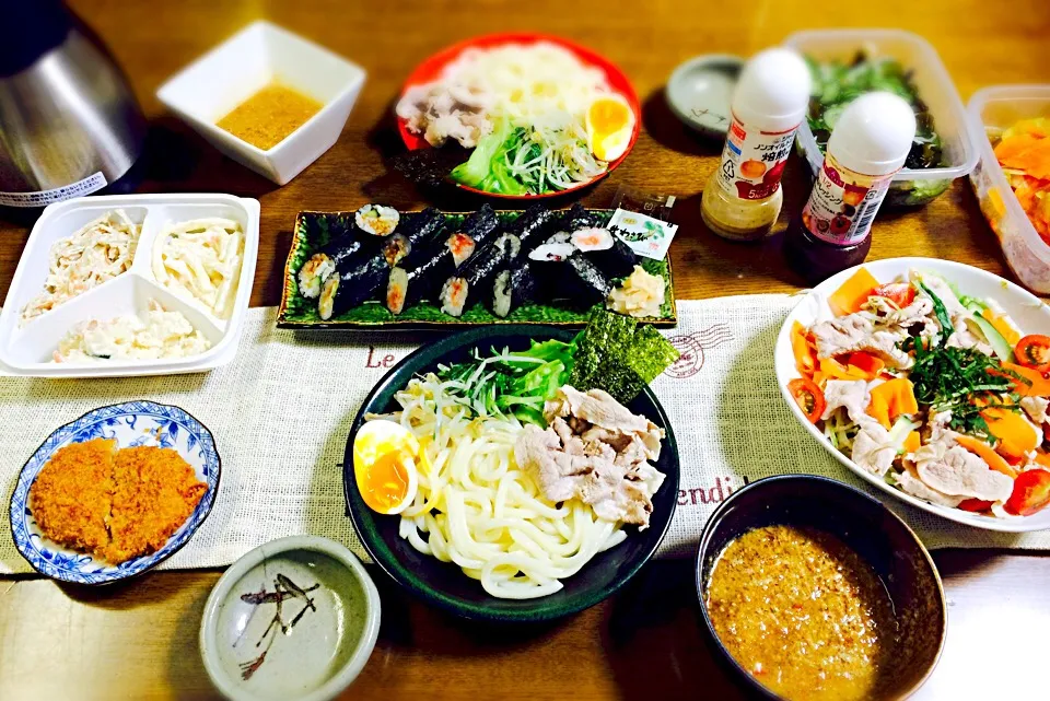 今日の晩ごはん

・つけうどん
・冷しゃぶサラダ
・巻き寿司
・残り物コロッケ
・作り置き野菜たち|ゆらりさん