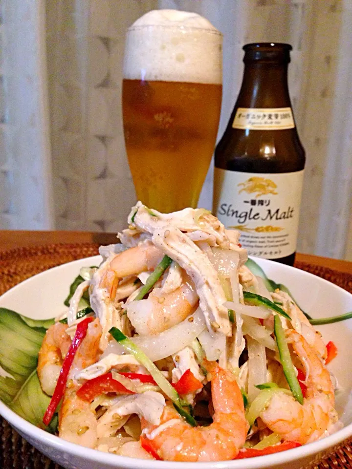 ダイエット中だけどビールが飲みたい‼️だから野菜たっぷりアテ😋🍺✨新玉ねぎと鶏胸肉と海老の胡麻サラダ😋|アイさん