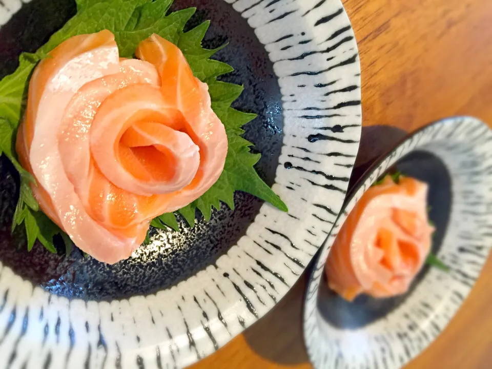 Snapdishの料理写真:サーモンのお刺身、薔薇仕立て。
Rose styled salmon sashimi.|Sayaka Jinsenji Huletteさん