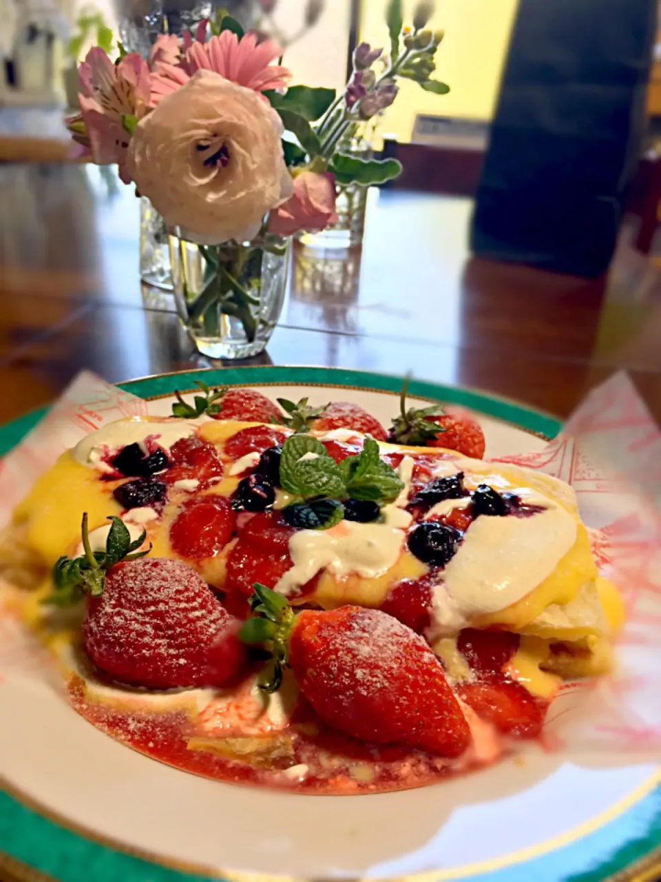 Snapdishの料理写真:苺のミルフィーユガレット🍓

焼いたパイ生地にカスタードクリーム・生クリーム&苺ソース💖🍓|Mariaさん