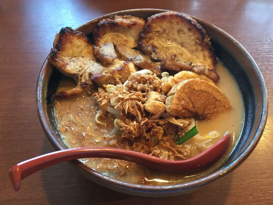 【田所商店】北海道味噌炙りチャーシュー麺|りをさん