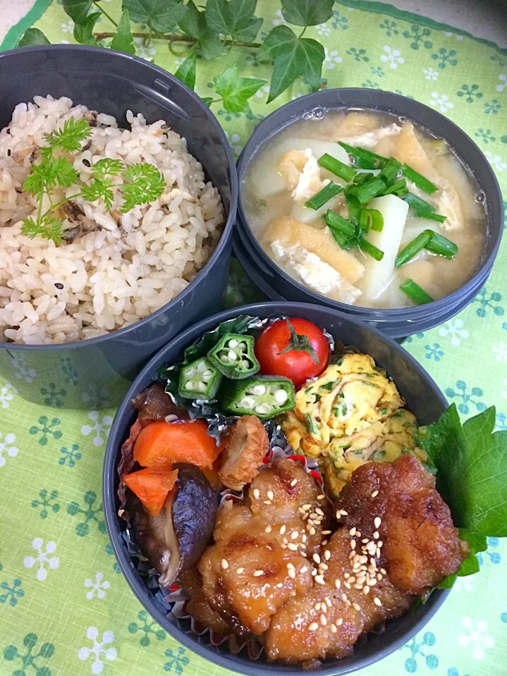 高校男子弁当🍱
✴︎生姜の炊き込みご飯
✴︎ジャガイモの味噌汁
✴︎鶏肉の甘辛煮
✴︎筑前煮
✴︎ネギ入り卵焼き
今日もがんばってね！|emisanさん