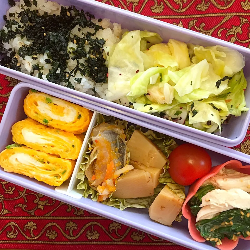 Snapdishの料理写真:鶏ささみとほうれん草の胡麻和えと筍の煮物とままかり弁当|もえさん