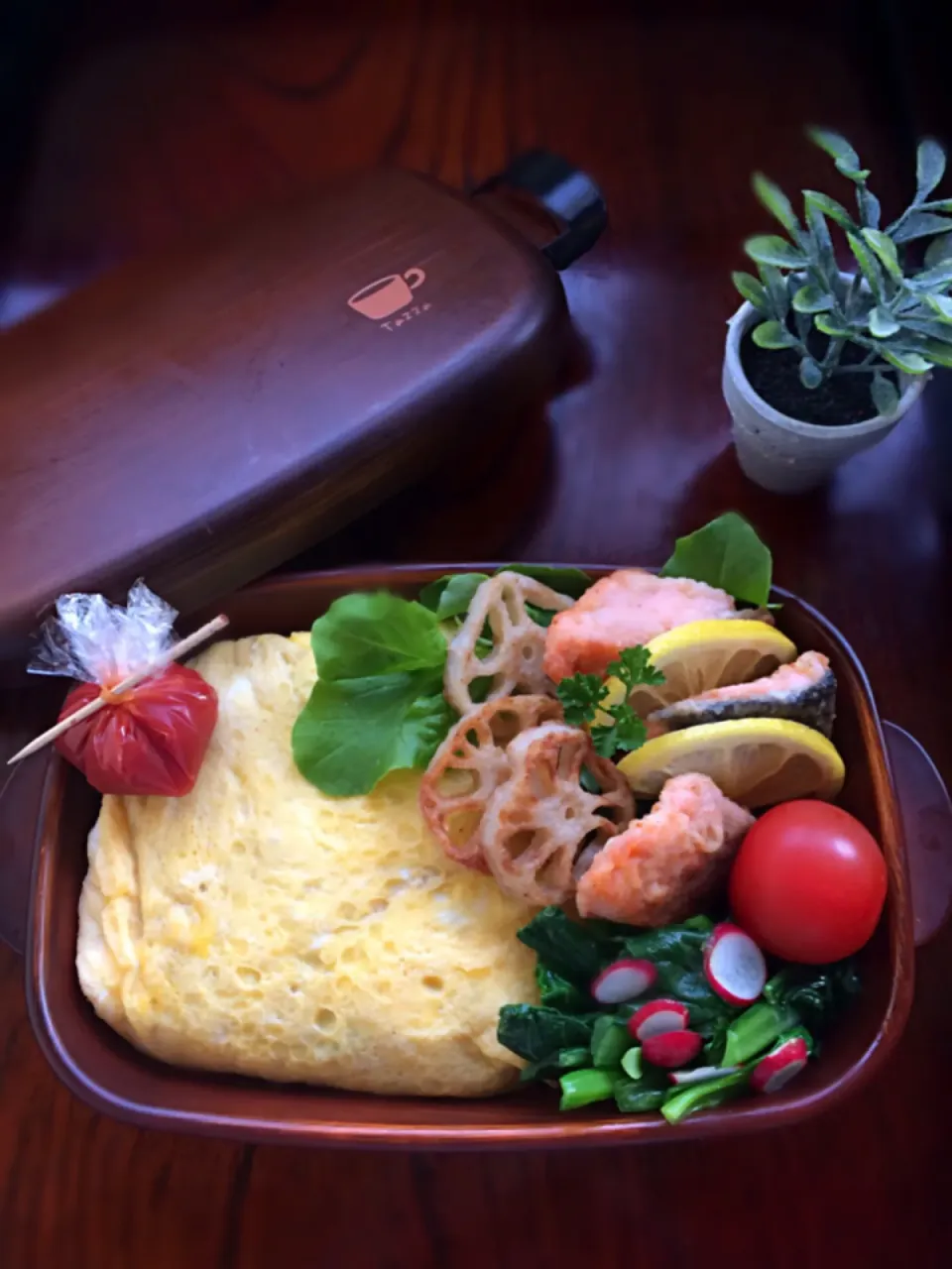 鮭のバター焼きとオムライス弁当|二キィさん