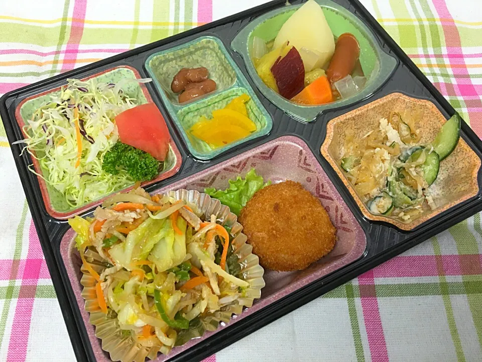 Snapdishの料理写真:野菜たっぷり豚肉生姜焼き 日替わり弁当 豊川市宅配|Naokazu Kuritaさん