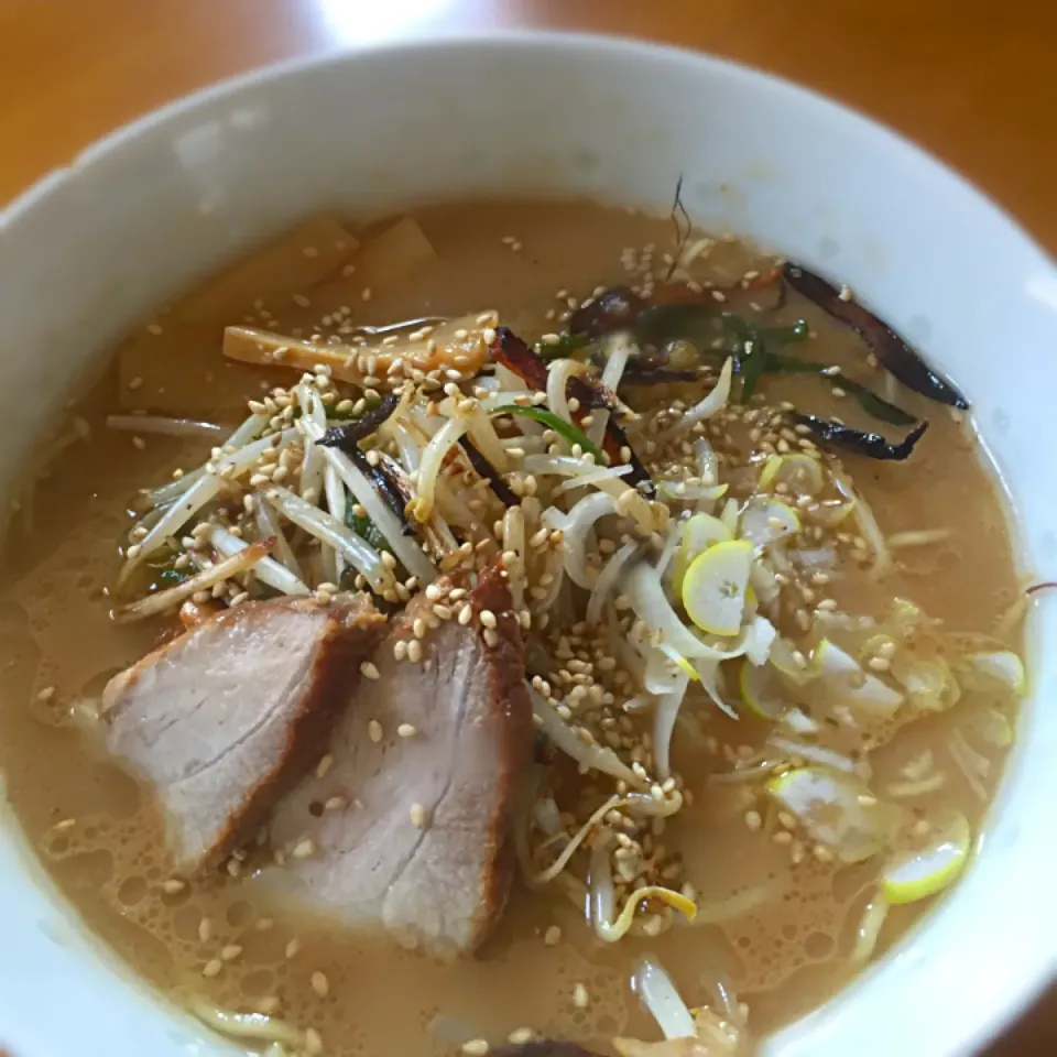 豚骨スープで醤油ラーメン|みつなち☆さん