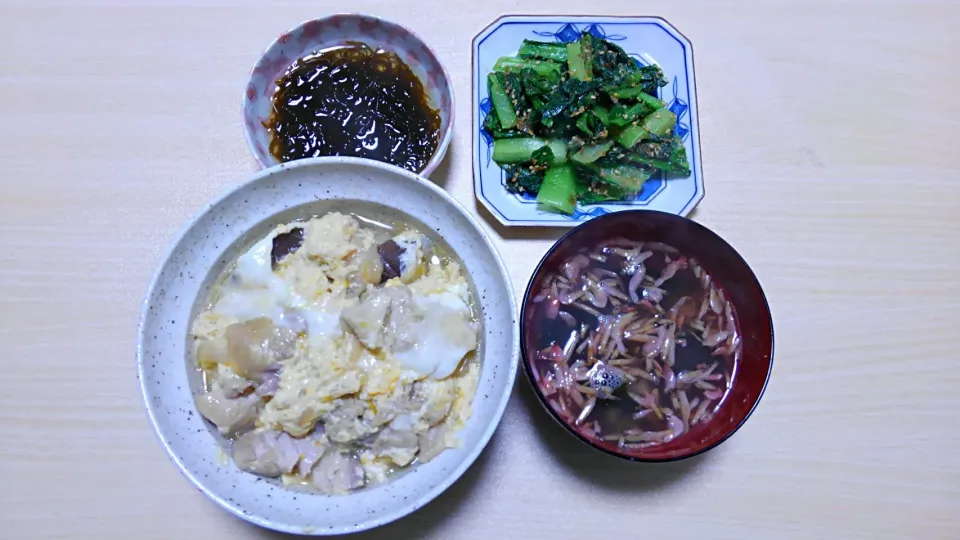 Snapdishの料理写真:４月18日　親子丼　小松菜のおひたし　もずく　桜えびとわかめのしょうがスープ|いもこ。さん