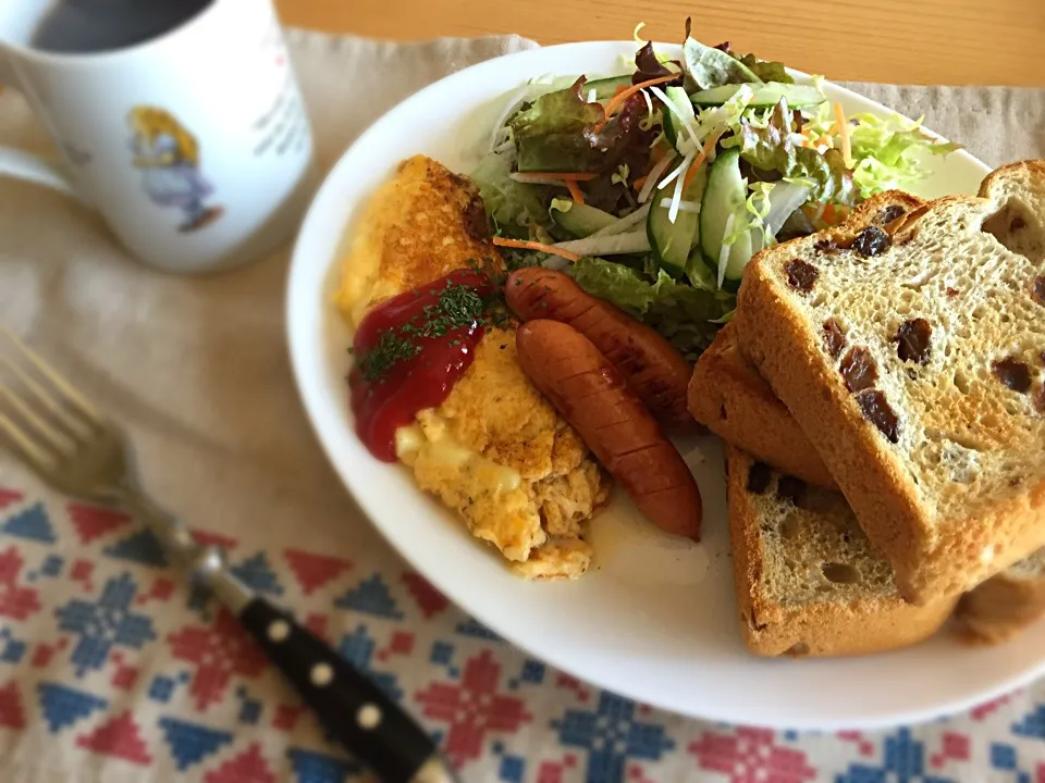 Snapdishの料理写真:朝食◎ チーズオムレツとレーズンパン🧀🍇🍞|しょちちさん