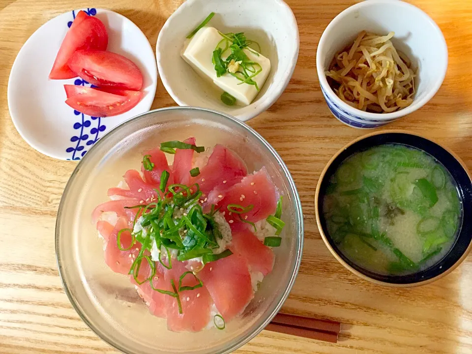 とろろマグロ丼、もやしナムル、冷しトマト、冷奴✧*|Makiさん