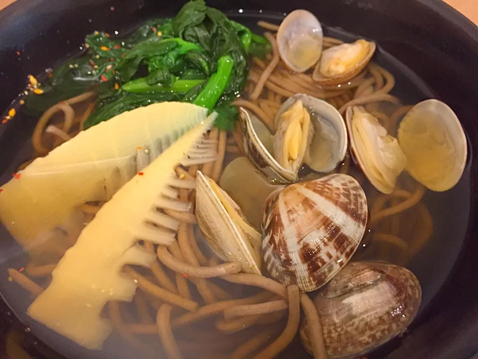 けふの昼餉は浅利と菜花、筍の蕎麦どす🍜ただ…浅利が好物の砂をいっぱい食べていたらしい😂|にゃあ（芸名）さん