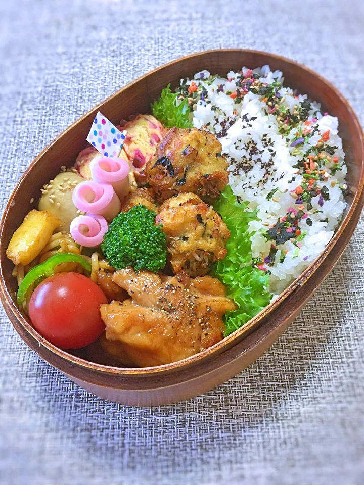 高校生息子のお弁当 ♪ 〜さちさんの料理 ひじきの煮物のリメイク料理でがんも⭐️〜 入ってます٩(ˊᗜˋ*)و|キラりんさん