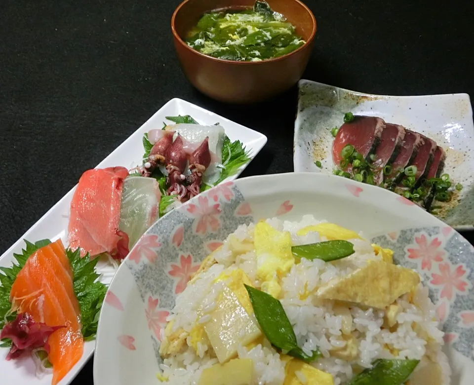 たけのこのチラシ寿司  お造り  カツオのたたき  ホタルイカ  ほうれん草と玉子のお汁  美味しかった😄🤗👍🏻
たけのこは昨日裏庭で取れたもの。|Hiroshi  Kimuraさん