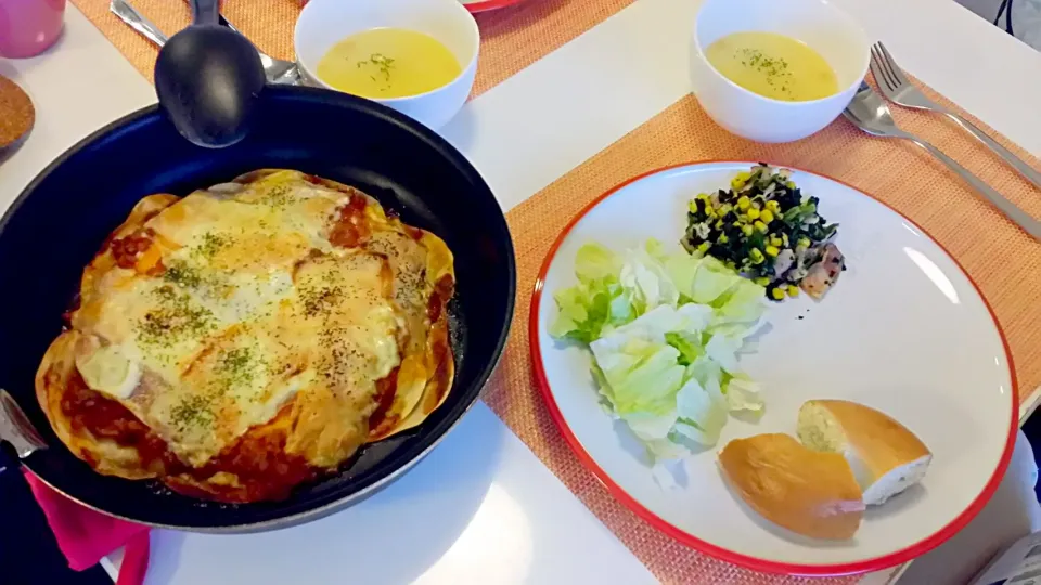 今日の夕食　餃子の皮のラザニア、ほうれん草のバターコーン炒め、コストコのベーグル、コーンスープ|pinknari🐰🌈さん