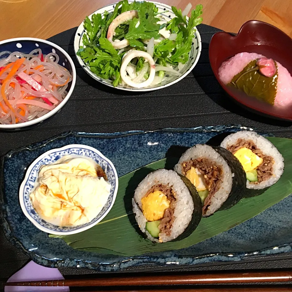 晩ごはん🌸
鯛の桜蒸し
牛肉の巻き寿司
すくい湯葉
春菊と新玉ねぎサラダ
春雨酢の物|ba.a.ba_キッチンさん