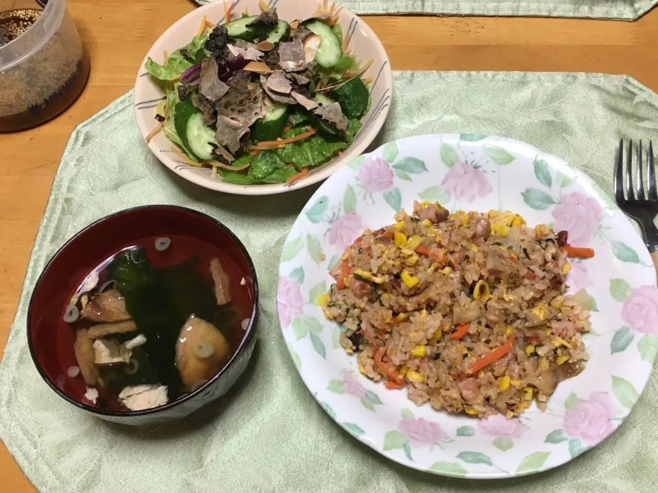 具だくさん炒飯  

お茶漬けの素で作ったお吸い物

サラダ|阪野千恵子さん