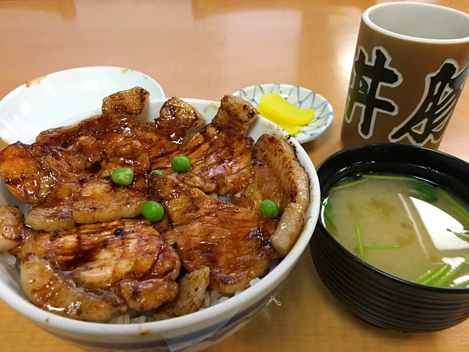 帯広駅前の元祖豚丼のぱんちょうでの豚丼|フージさん