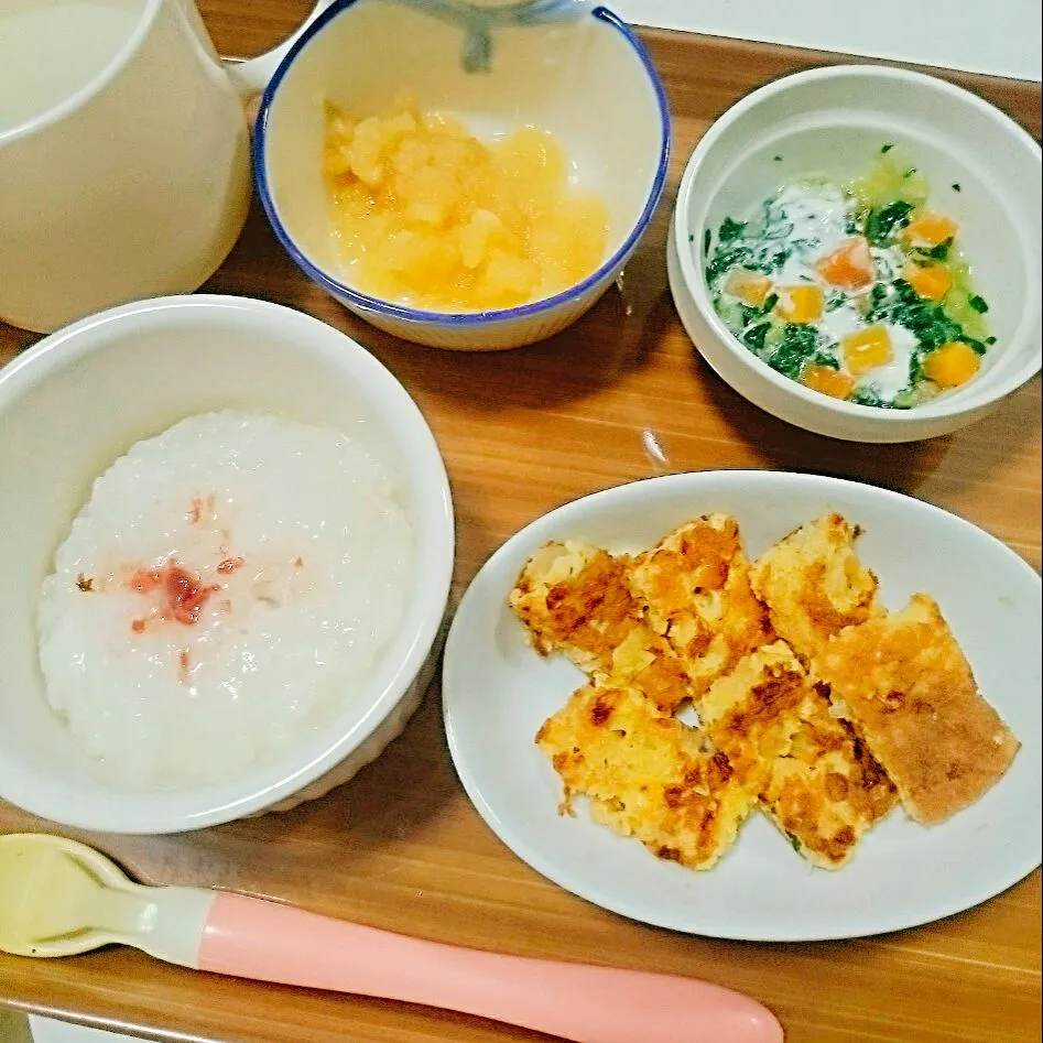 Snapdishの料理写真:👶梅粥・キャベツと納豆のお好み焼き・人参と小松菜のヨーグルト和え・りんご|chocoさん