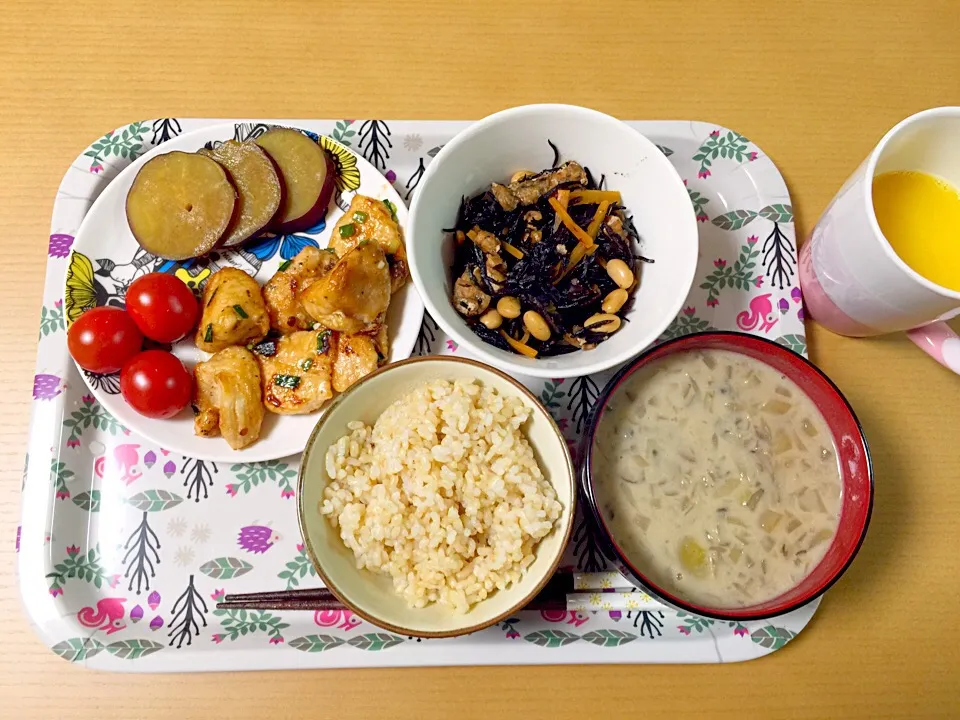 4月20日 きのこ玉ねぎのクリームスープ ひじきの煮物 さつまいも 鶏肉マヨポン ミニトマト 玄米|あちゃんみんさん