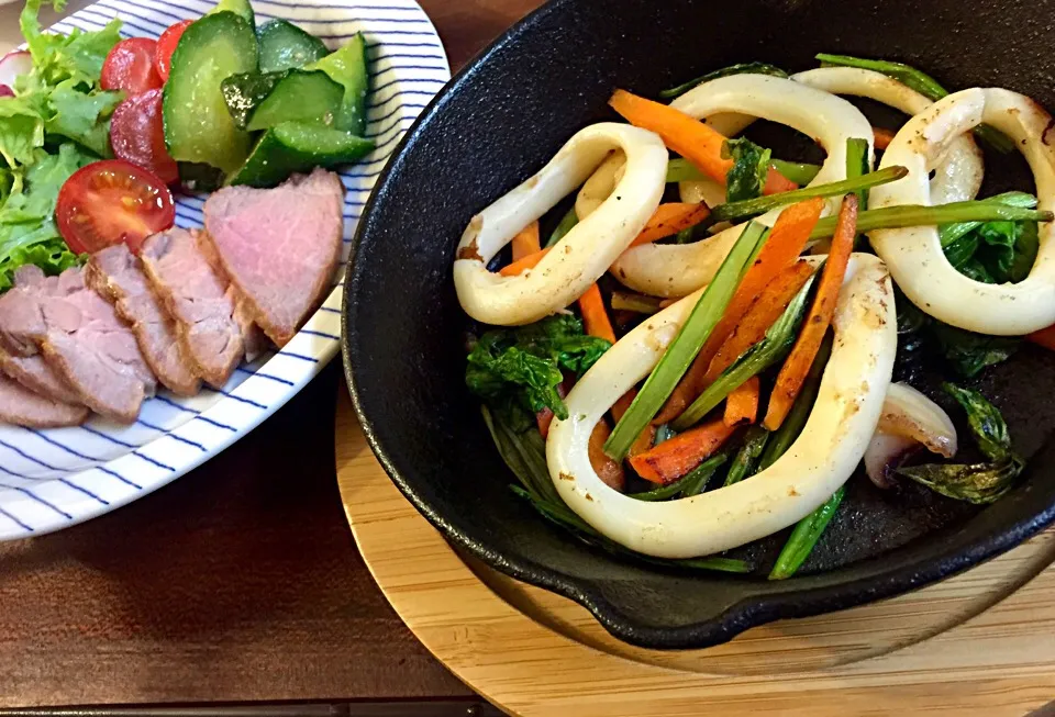 Snapdishの料理写真:ニトスキでアオリイカと小松菜のにんにくバター醤油炒め。
豚肉の香草グリル&サラダ|Sayuri Kameshiroさん