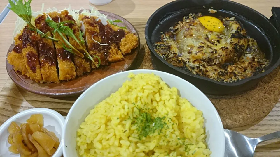 トンカツと焼き黒カレー|karyou bingaさん