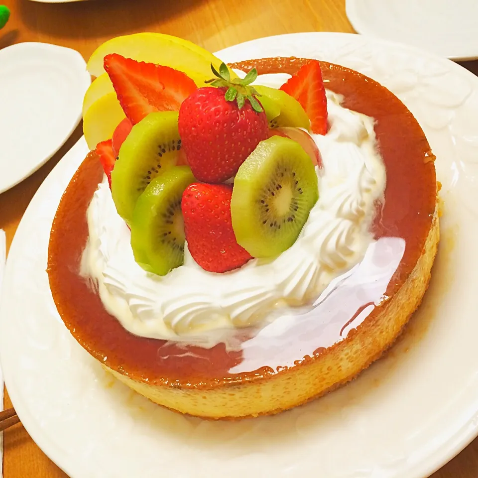 Snapdishの料理写真:簡単プリンケーキ♪旦那さんのお誕生日なのでフルーツのっけ🍓🍎🍇|Sanjiさん