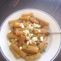 whole wheat rigatoni pasta with pesto, peas, goat cheese and black pepper|Anna Brunelleさん