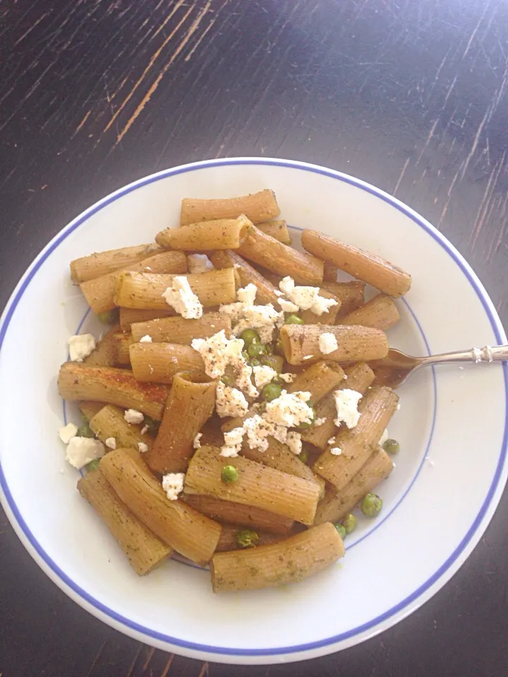 whole wheat rigatoni pasta with pesto, peas, goat cheese and black pepper|Anna Brunelleさん