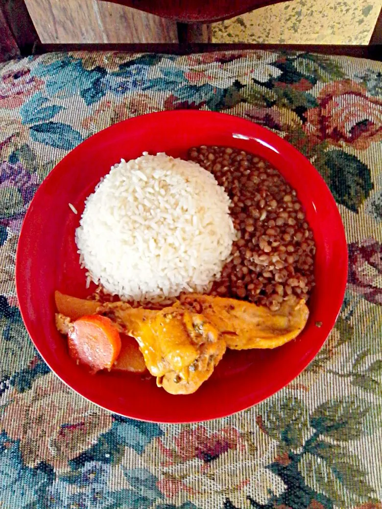 Arroz, frijoles y pollo guisado|Luis Leidaさん