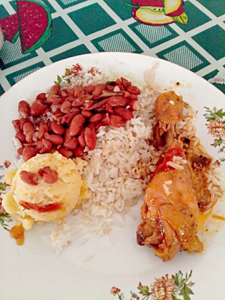 Snapdishの料理写真:Arroz, porotos y pollo guisado.|Luis Leidaさん